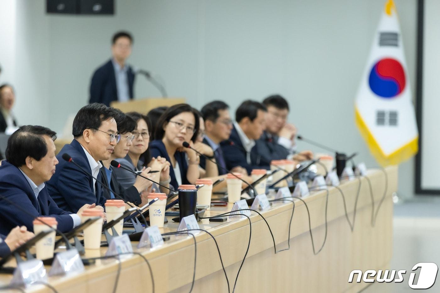 김동연 경기도지사가 17일 경기도청에서 경기도 2050 탄소중립녹색성장위원회 전체회의를 주재하고 있다.&#40;경기도 제공&#41;