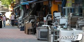 본문 이미지 - 서울 중구 황학동 주방거리에 중고 주방물품들이 쌓여있다. ⓒ News1 이승배 기자