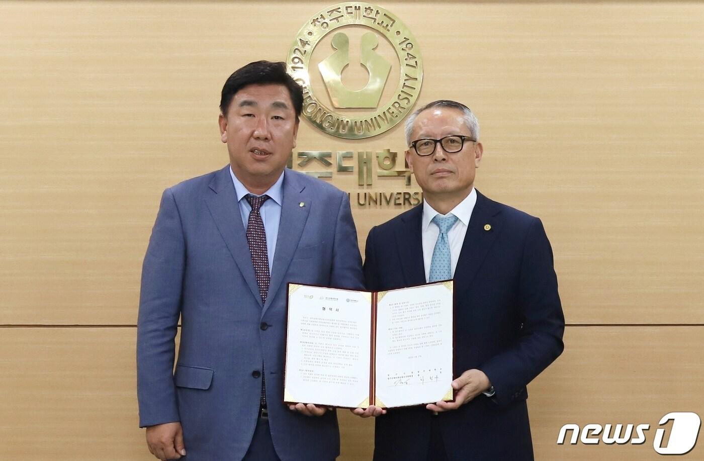 본문 이미지 - 청주대학교와 청주공예비엔날레조직위원회가 17일 오후 청주대 대회의실에서 업무협약을 했다. 차천수 총장(오른쪽)과 이범식 조직위원장이 협약서에 서명한 후 기념촬영을 하고 있다.(청주대학교 제공)/ 뉴스1