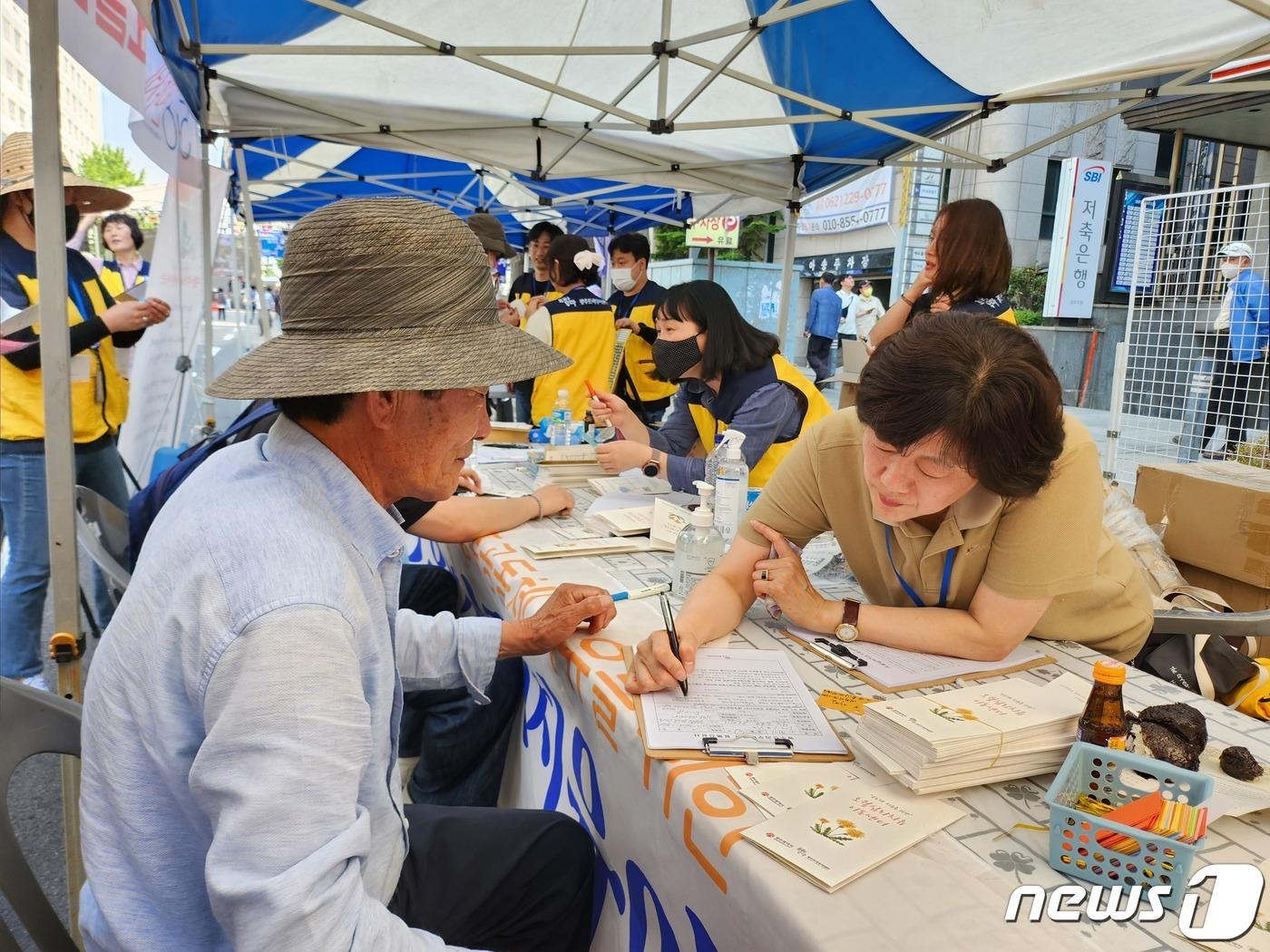 본문 이미지 - 43주년 5·18민주화운동 전야제가 열리는 금남로에서 광주트라우마센터 직원들이 5·18 피해자들로부터 트라우마를 청취하고 있다.2023.5.17./뉴스1