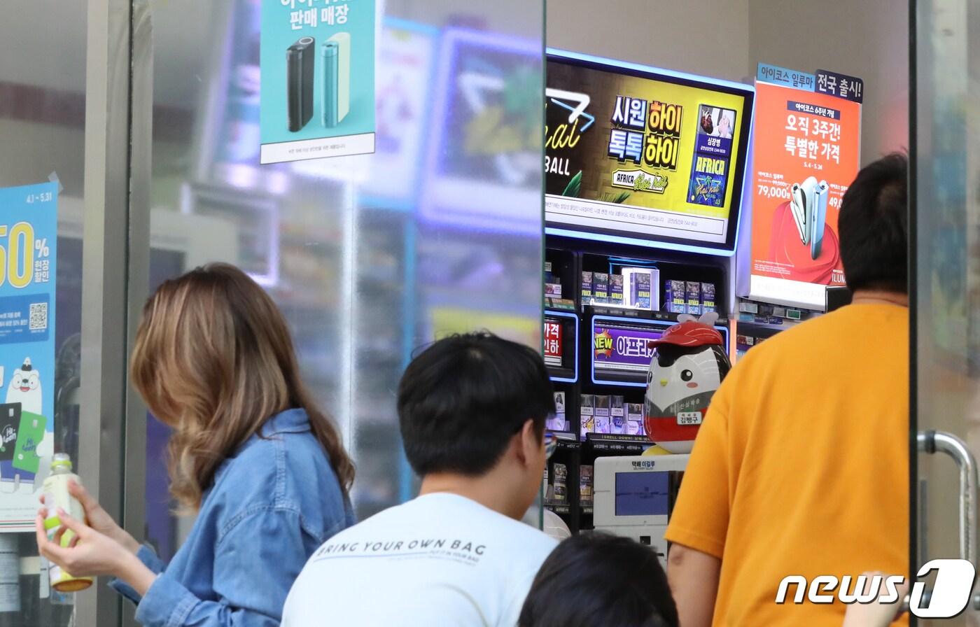 본문 이미지 - 서울의 한 편의점에 손님들이 드나들고 있다. (사진은 기사 내용과 관계 없음) 2023.5.17/뉴스1 ⓒ News1 장수영 기자