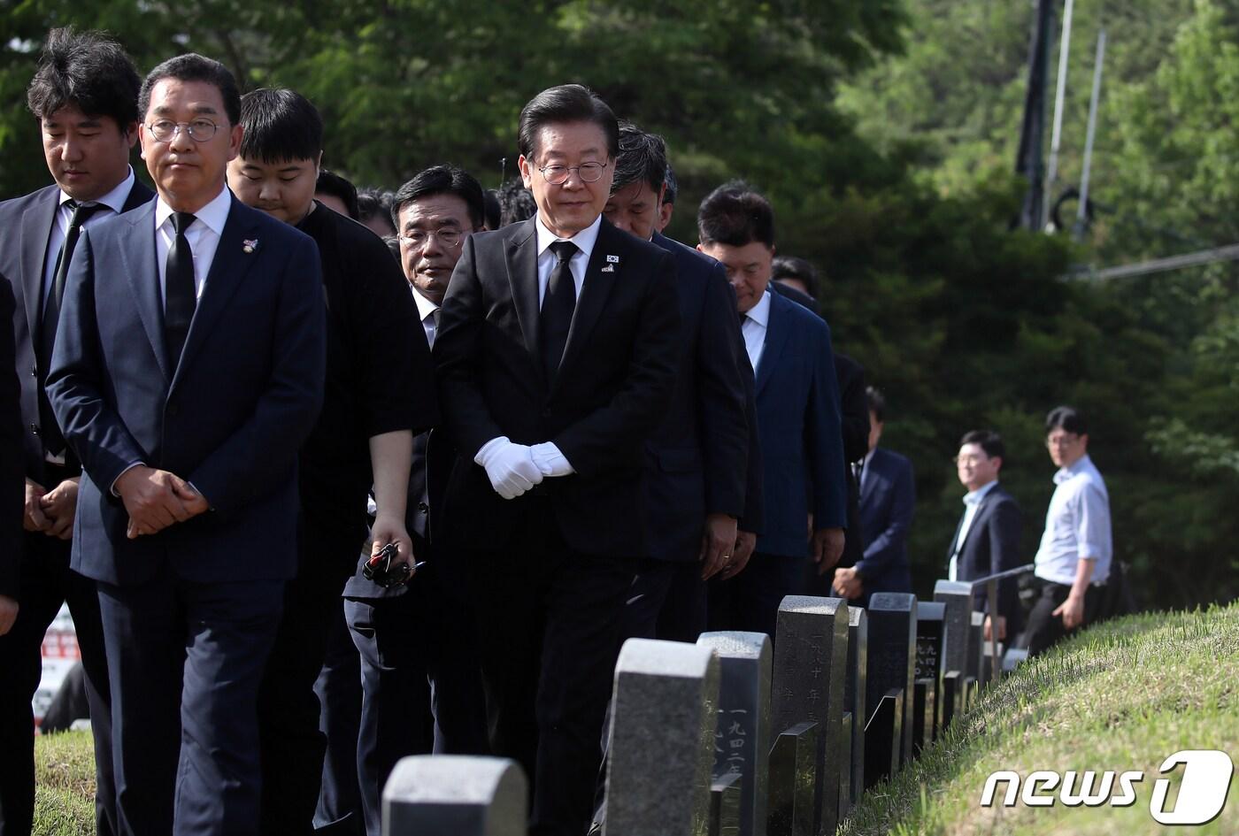 이재명 더불어민주당 대표가 5·18민주화운동 제43주년 기념일을 하루 앞둔 17일 오후 광주 망월민족민주열사묘역을 찾아 참배하고 있다. 2023.5.17/뉴스1 ⓒ News1 황기선 기자
