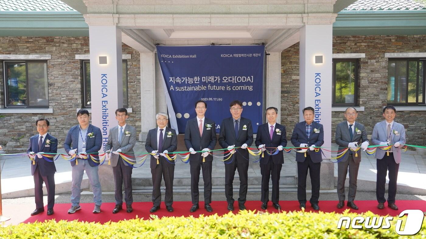 코이카 개발협력전시관 개관식에서 참석자들이 테이프 커팅을 하고 있다.(코이카 제공)