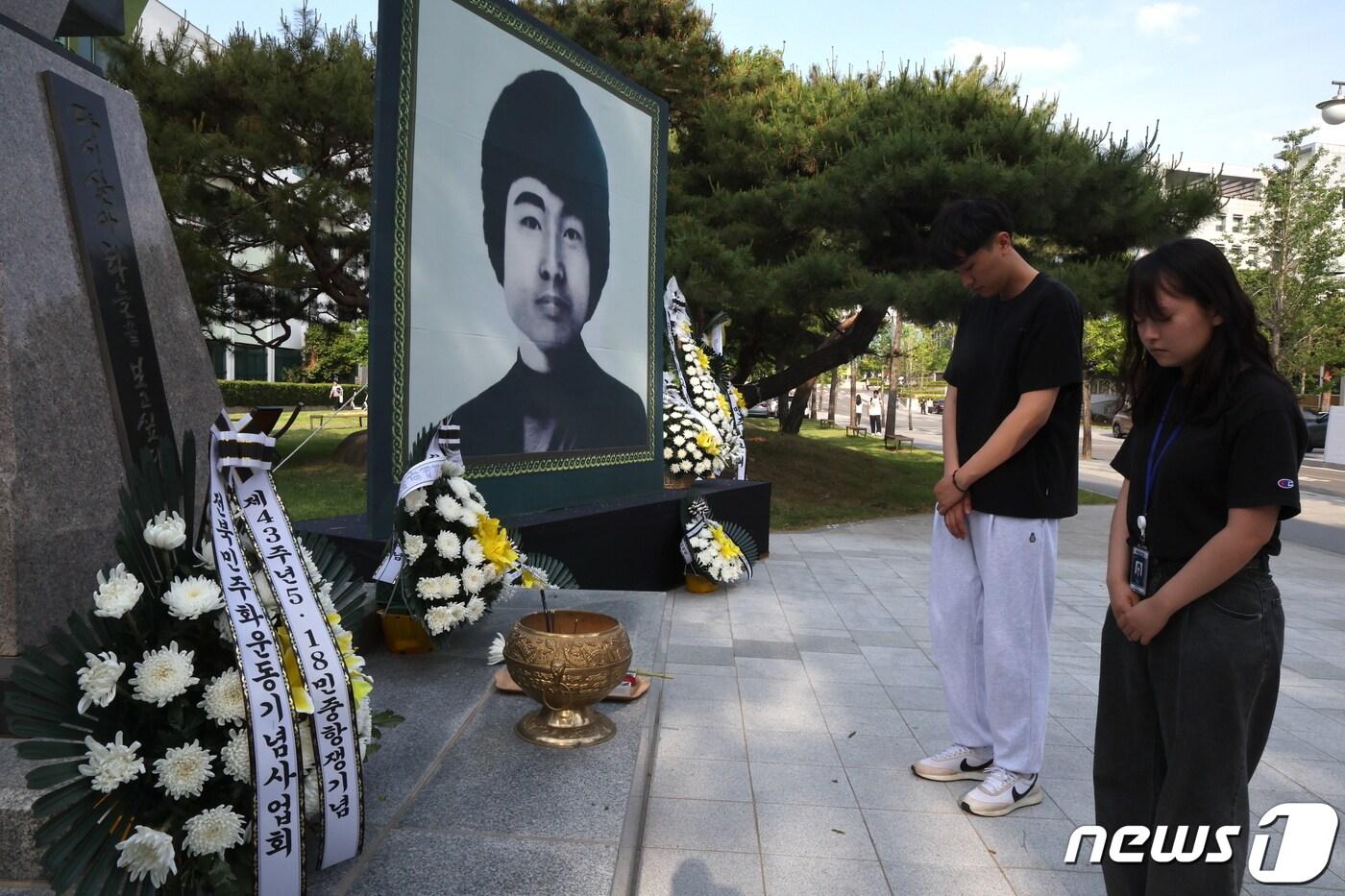 본문 이미지 - 제43주년 5·18민중항쟁기념 전북행사위원회는 17일 전북대학교 민주광장에서 '5·18민주화운동 제43주년 전북기념식'과 '이세종열사 43주기 추모식'을 열었다. 전북대 학생들이 이세종 열사 추모비에 헌화하며 추모하고 있다.2023.5.17/뉴스1