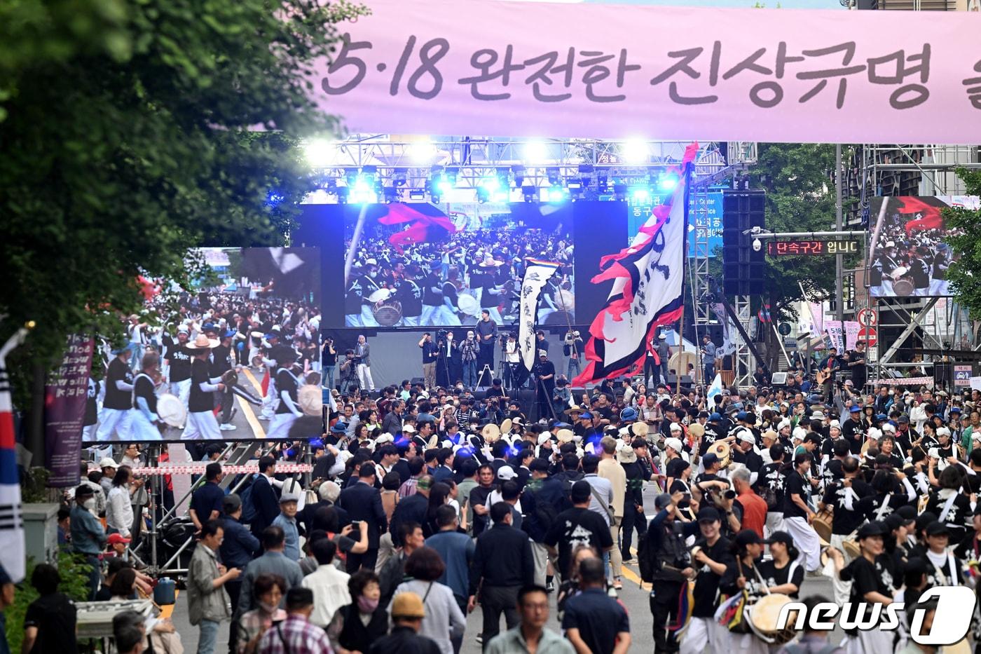 본문 이미지 - 지난해 5월 17일 오후 광주 동구 금남로에서 열린 제43주년 5·18민주화운동 기념일 전야제에서 시민들이 민주평화대행진을 하고 있다.(공동취재) 2023.5.17/뉴스1 ⓒ News1 황기선 기자