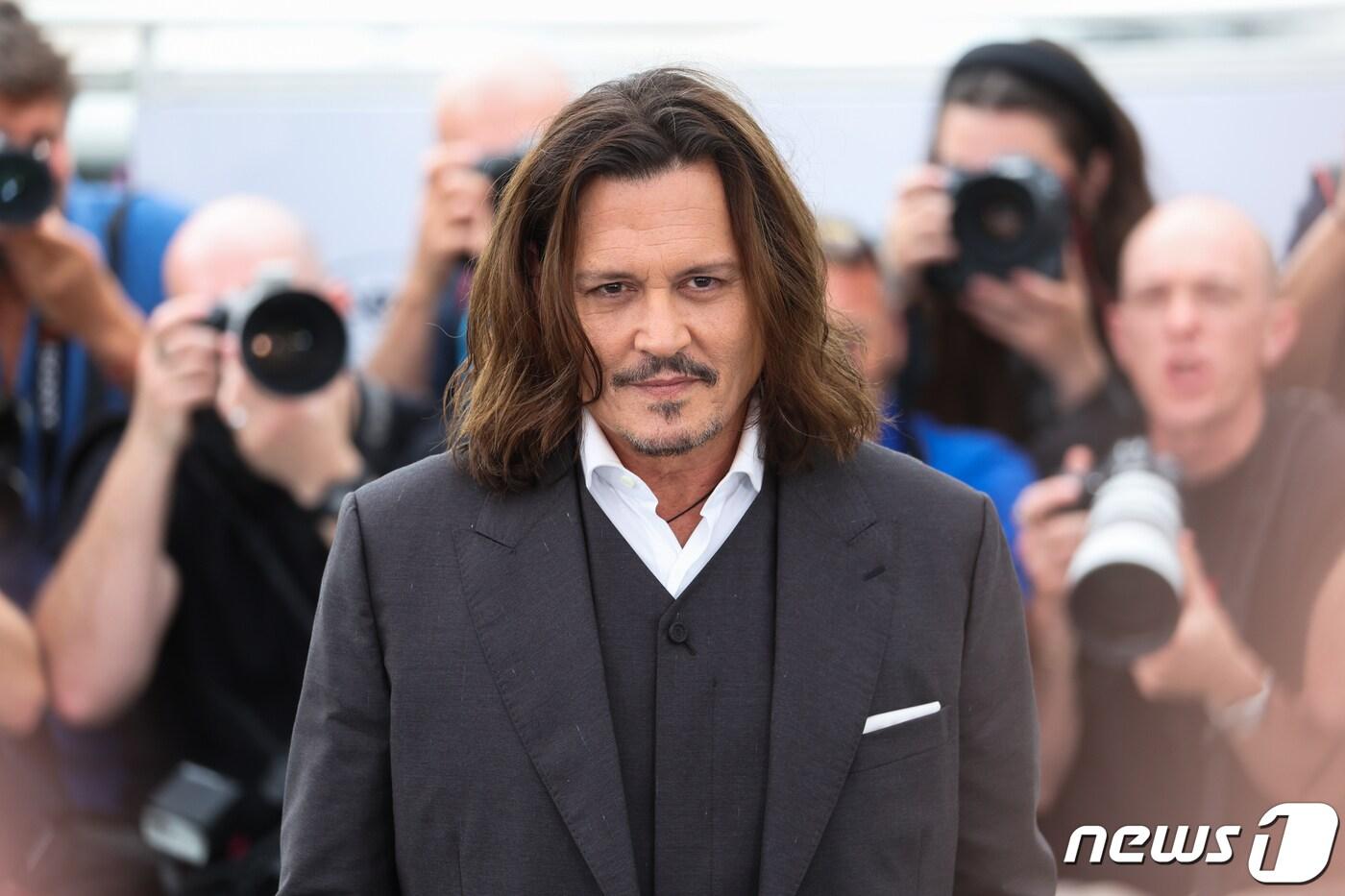 본문 이미지 - 제76회 칸 국제영화제 개막 이틀째인 17일(현지시간) 프랑스 남부 칸 팔레 데 페스티발(Falais des Festival)에서 열린 ‘잔 뒤 바리’(Jeanne du Barry) 포토콜에서 주연 배우 조니 뎁이 포즈를 취하고 있다. 2023.5.17/뉴스1 ⓒ News1 이준성 기자