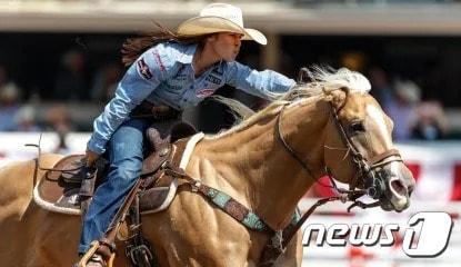 본문 이미지 - 캘거리 스탬피드에 참여한 카우걸(캐나다관광청 제공)