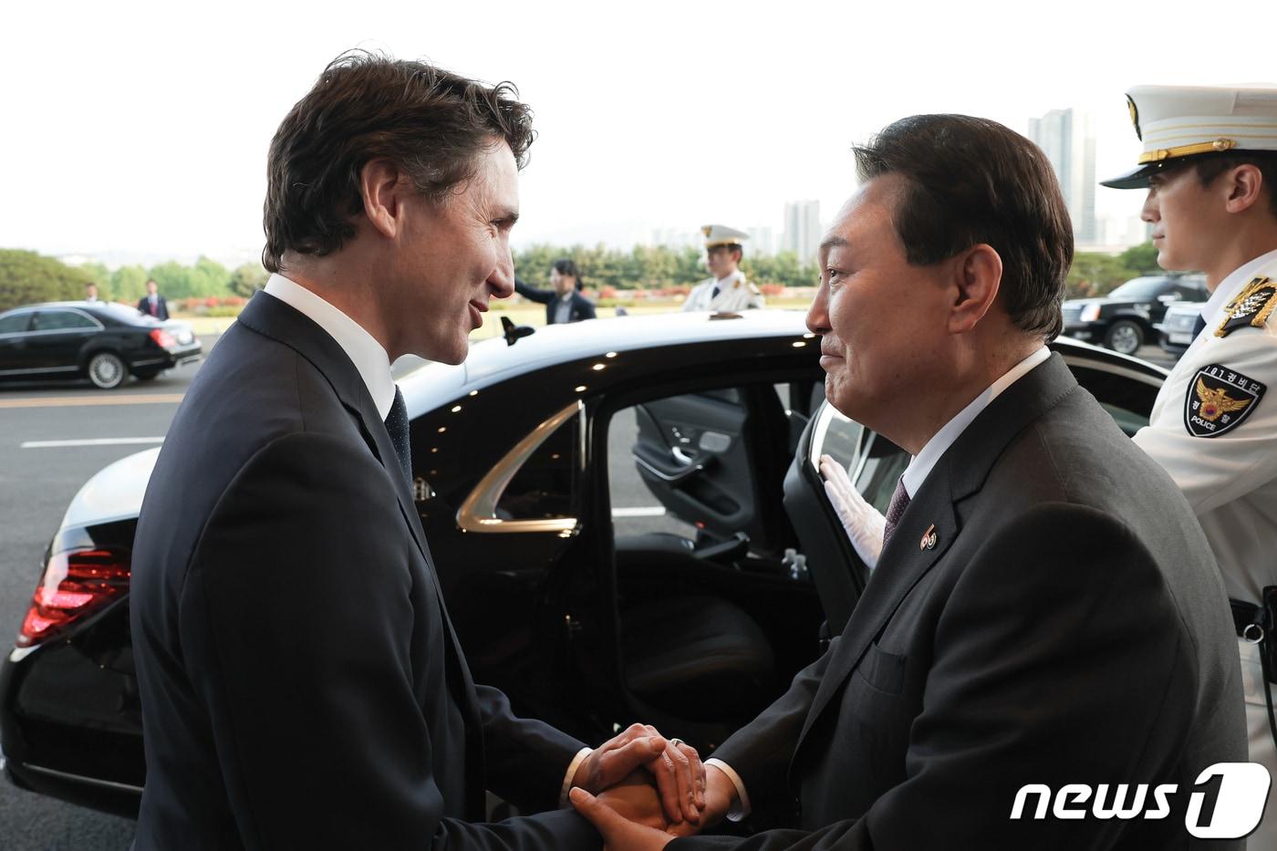 윤석열 대통령과 저스틴 트뤼도 캐나다 총리가 17일 용산 대통령실 청사에서 열린 한-캐나다 정상회담을 마친 후 악수를 나누고 있다. (대통령실 제공) 2023.5.17/뉴스1 ⓒ News1 오대일 기자