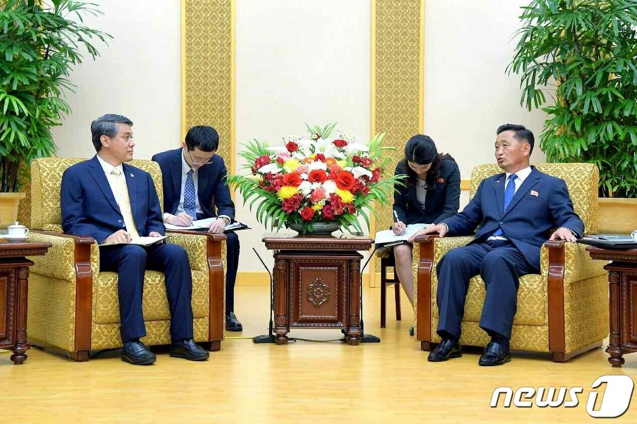 본문 이미지 - &#40;평양 노동신문=뉴스1&#41; = 북한 노동당 기관지 노동신문은 2023년 5월 18일 &#34;김덕훈 내각총리가 17일 만수대의사당에서 왕야쥔&#40;왼쪽&#41; 중국 신임특명전권대사&#40;주북 중국대사&#41;를 만나 따뜻하고 친선적인 분위기 속에서 담화를 했다&#34;라고 전했다. [국내에서만 사용가능. 재배포 금지. DB 금지. For Use Only in the Republic of Korea. Redistribution Prohibited] rodongphoto@news1.kr