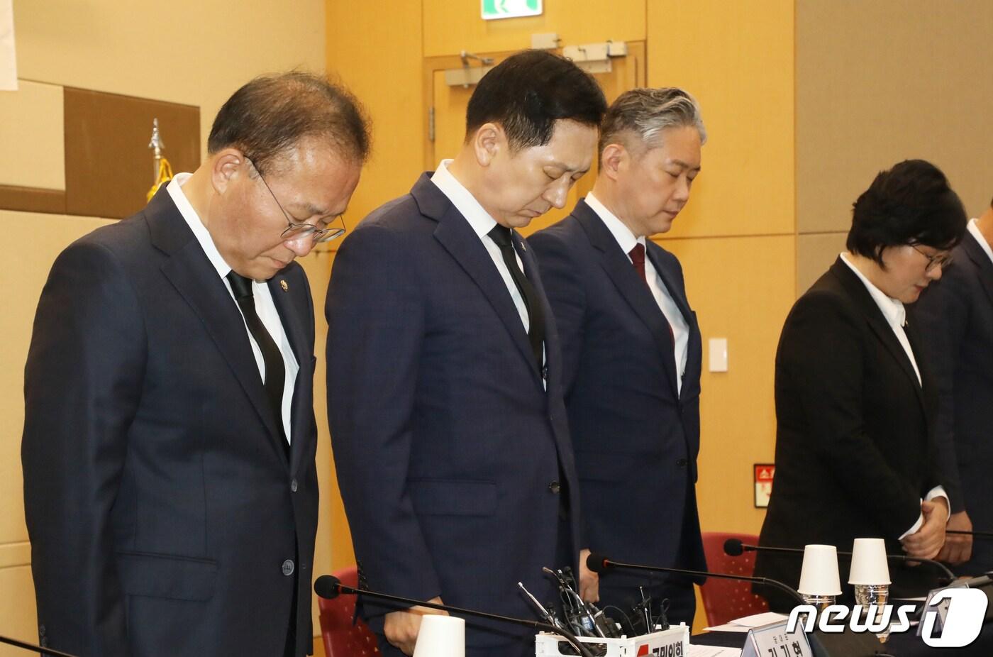 본문 이미지 - 김기현 국민의힘 대표가 18일 오전 광주 서구 김대중컨벤션센터에서 열린 최고위원회의에서 5·18 민주화운동 희생 영령에 대한 묵념을 하고 있다. 2023.5.18/뉴스1 ⓒ News1 황기선 기자