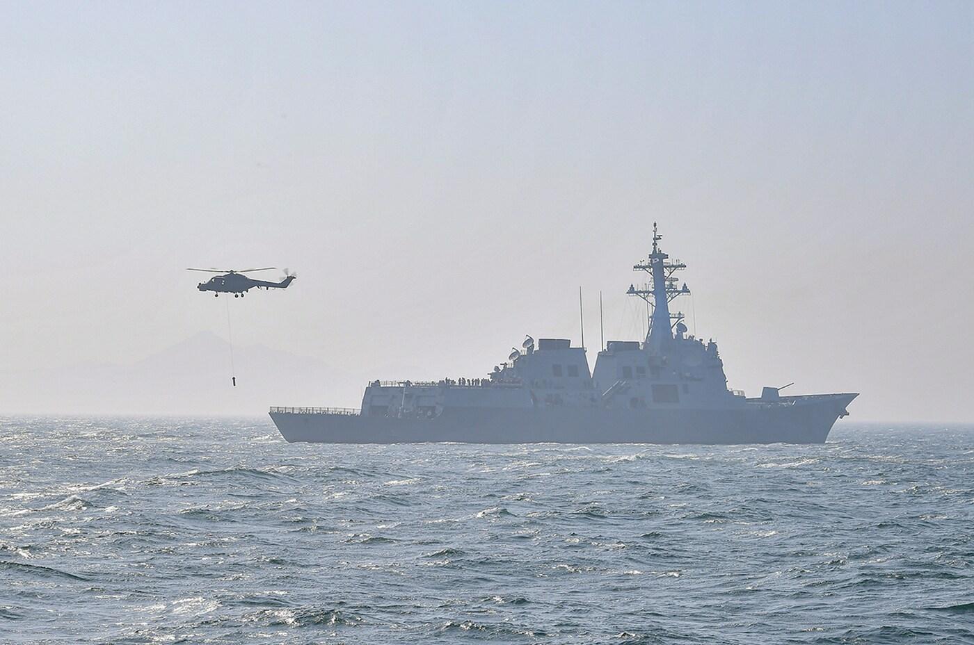 지난 16일 부산 가덕도 인근 해상에서 해군 구축함 '세종대왕함'과 대잠작전헬기 '링스'가 항공 대잠전 훈련을 하고 있다. (해군 제공)