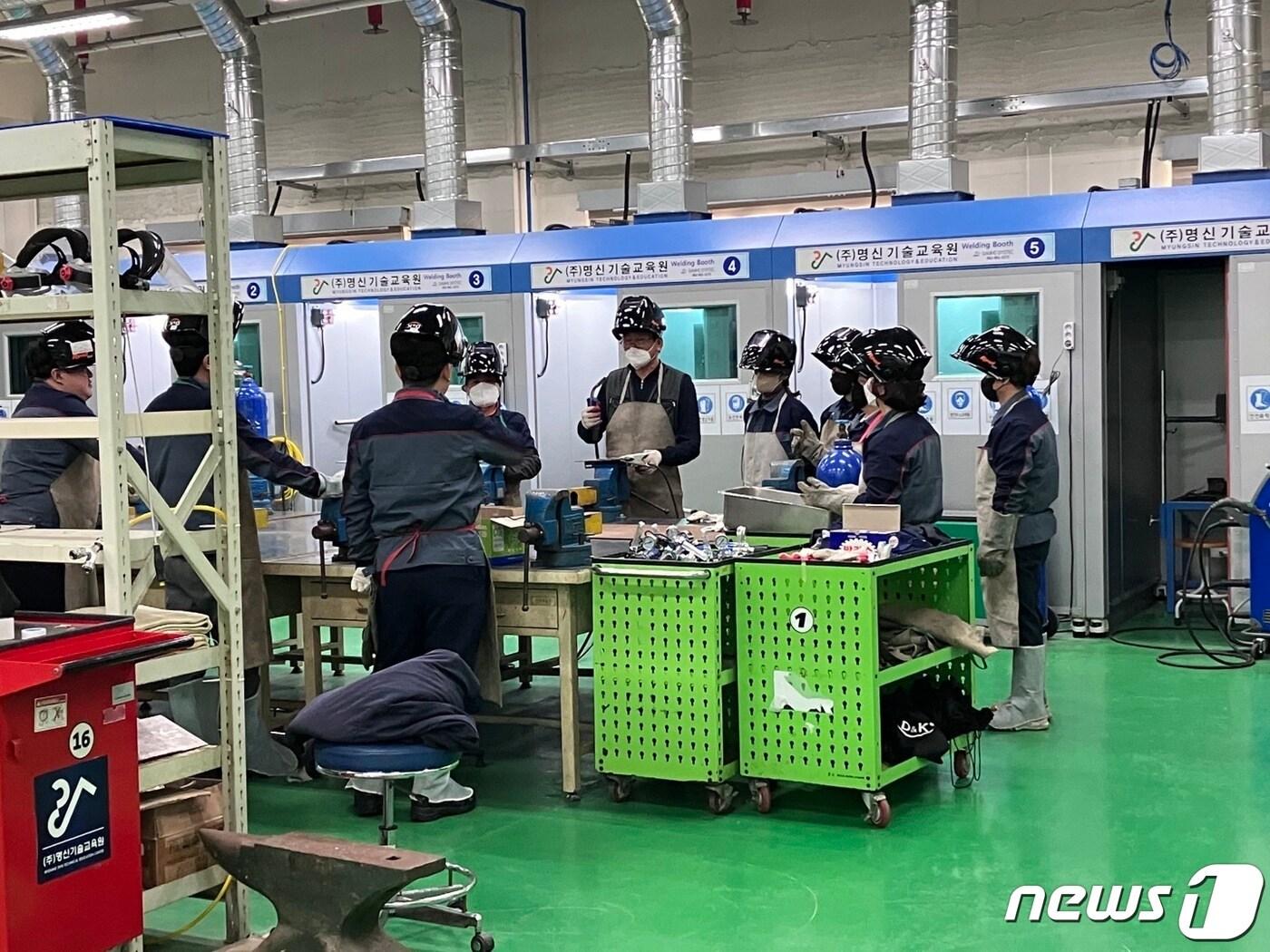 본문 이미지 - 전북 군산시의 고용지표가 고용위기 지역으로 지정된 2018년 이전 수준으로 회복세를 보이고 있는 것으로 나타났다.(군산시제공) 2023.5.18/뉴스1