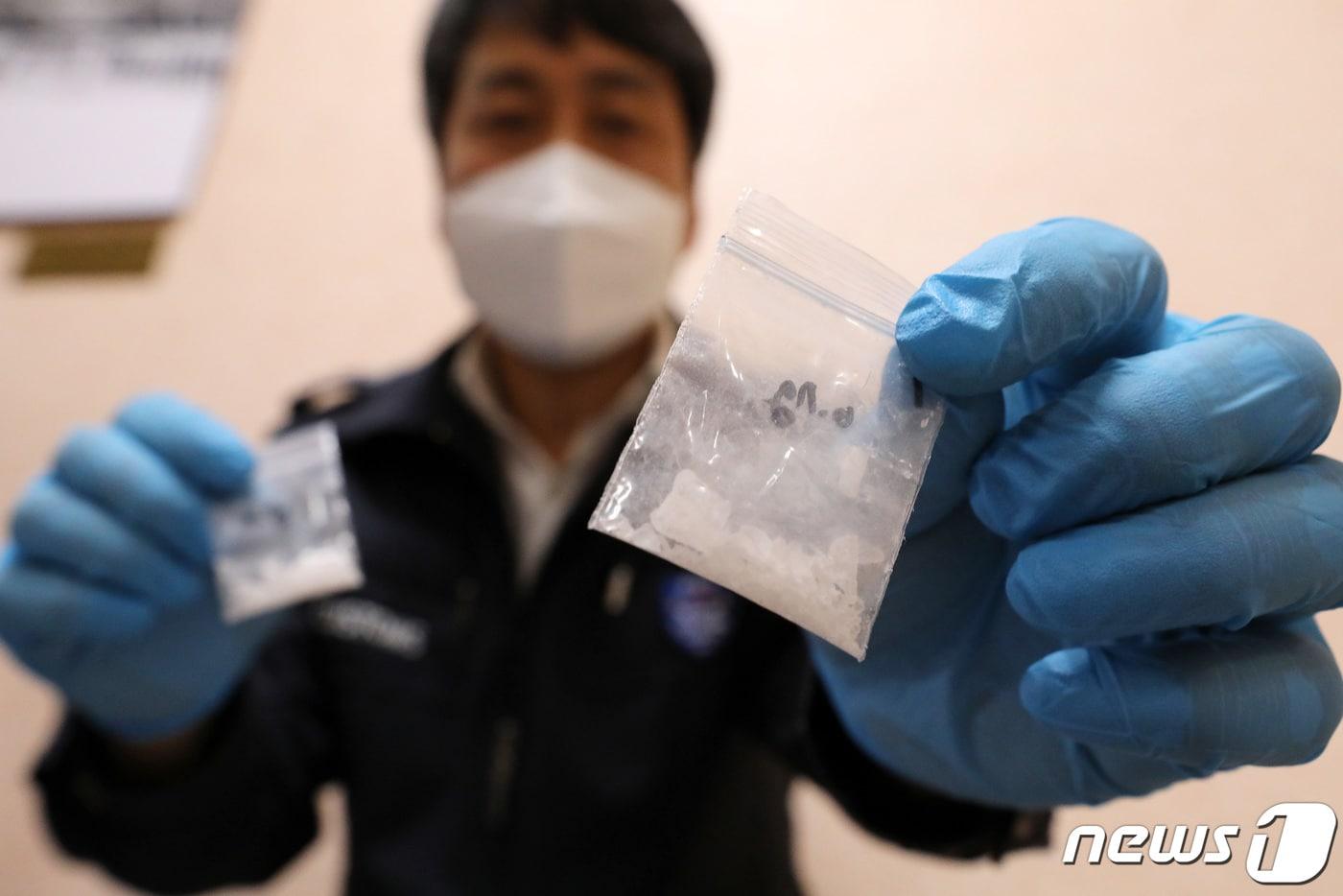 본문 이미지 - 서울 강남구 서울세관 관계자가 마약밀수 적발 도구를 설명하는 모. ⓒ News1 