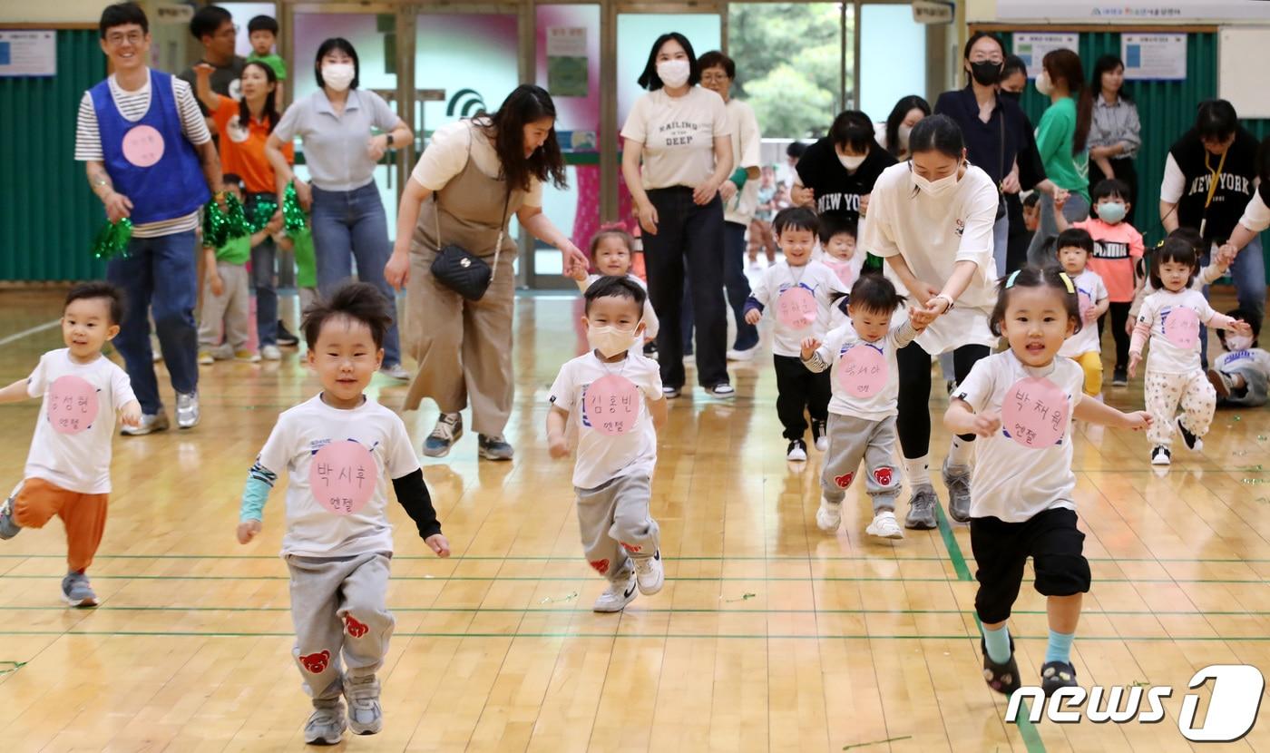 본문 이미지 - 어린이들이 부모와 함께 즐거운 시간을 보내고 있다. /뉴스1 ⓒ News1 김기태 기자
