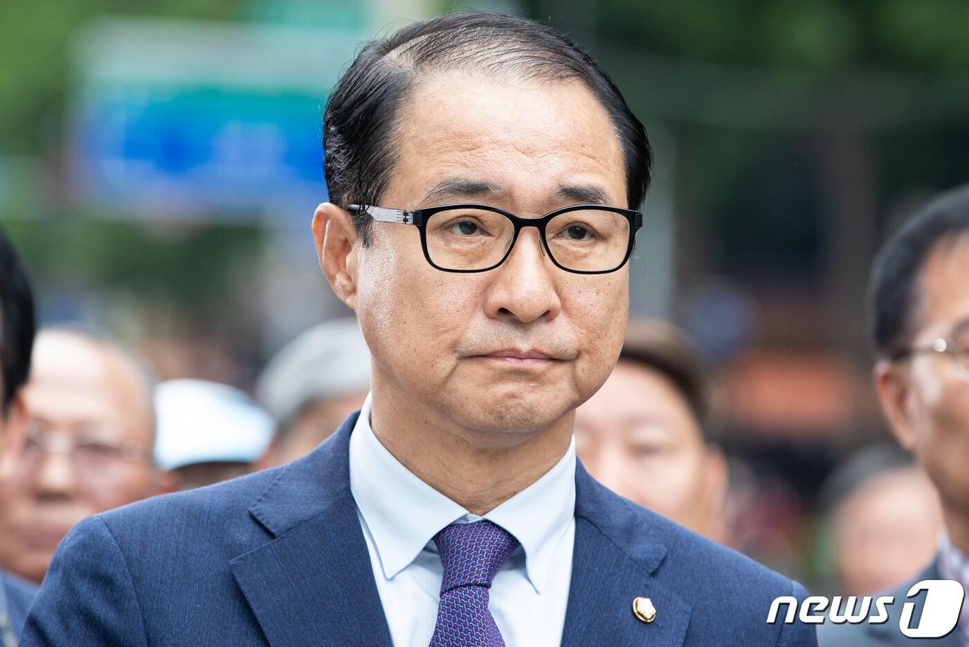 본문 이미지 - 이성만 무소속 의원이 18일 서울 청계광장에서 열린 5·18민주화운동 제43주년 기념 서울행사에 참석하고 있다. 2021년 더불어민주당 전당대회 돈 봉투 살포 의혹에 연루된 이성만 무소속 의원은 19일 첫 검찰 조사를 받을 예정이다. 이 의원은 지역본부장들에게 줄 돈 1000만원을 받고 이중 900만원을 제공한 혐의를 받는다. 2023.5.18/뉴스1 ⓒ News1 유승관 기자