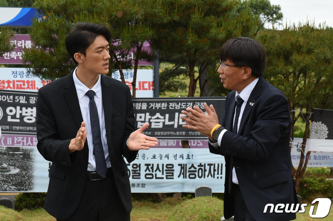 본문 이미지 - 고(故) 전두환씨의 손자 전우원씨가 5·18민주화운동 43주기인 18일 오전 북구 망월동 민족민주열사묘역(구묘역)을 찾아 오월 열사에 대한 설명을 듣고 있다. ⓒ News1 김동수 기자