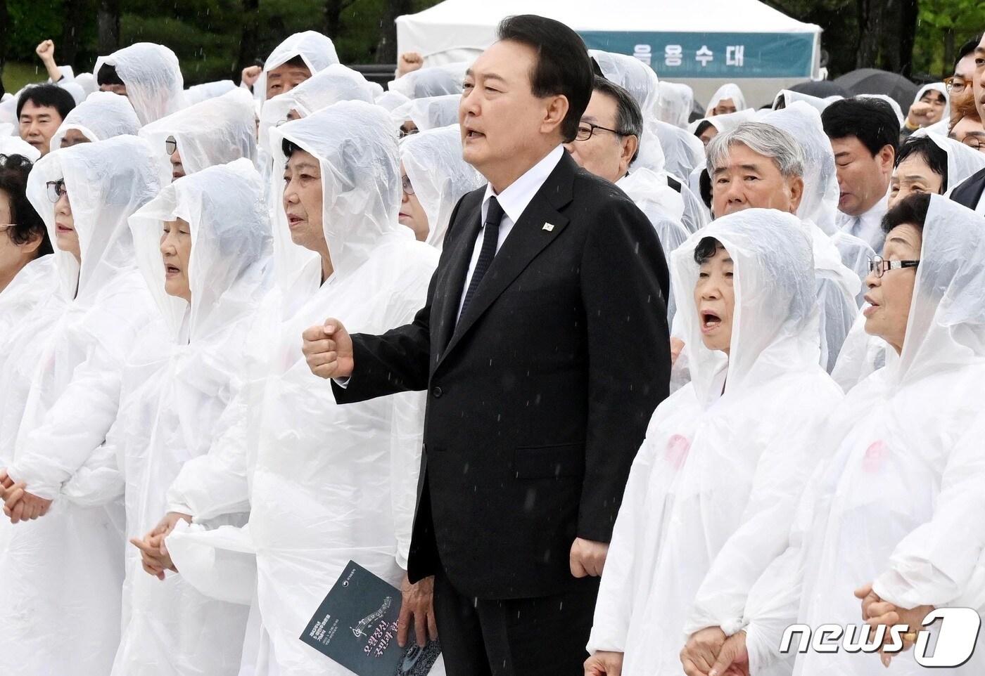 본문 이미지 - 윤석열 대통령이 18일 광주 북구 국립5·18민주묘지에서 열린 제43주년 5·18민주화운동 기념식에서 '임을 위한 행진곡'을 제창하고 있다. (공동취재) 2023.5.18/뉴스1 ⓒ News1 황기선 기자