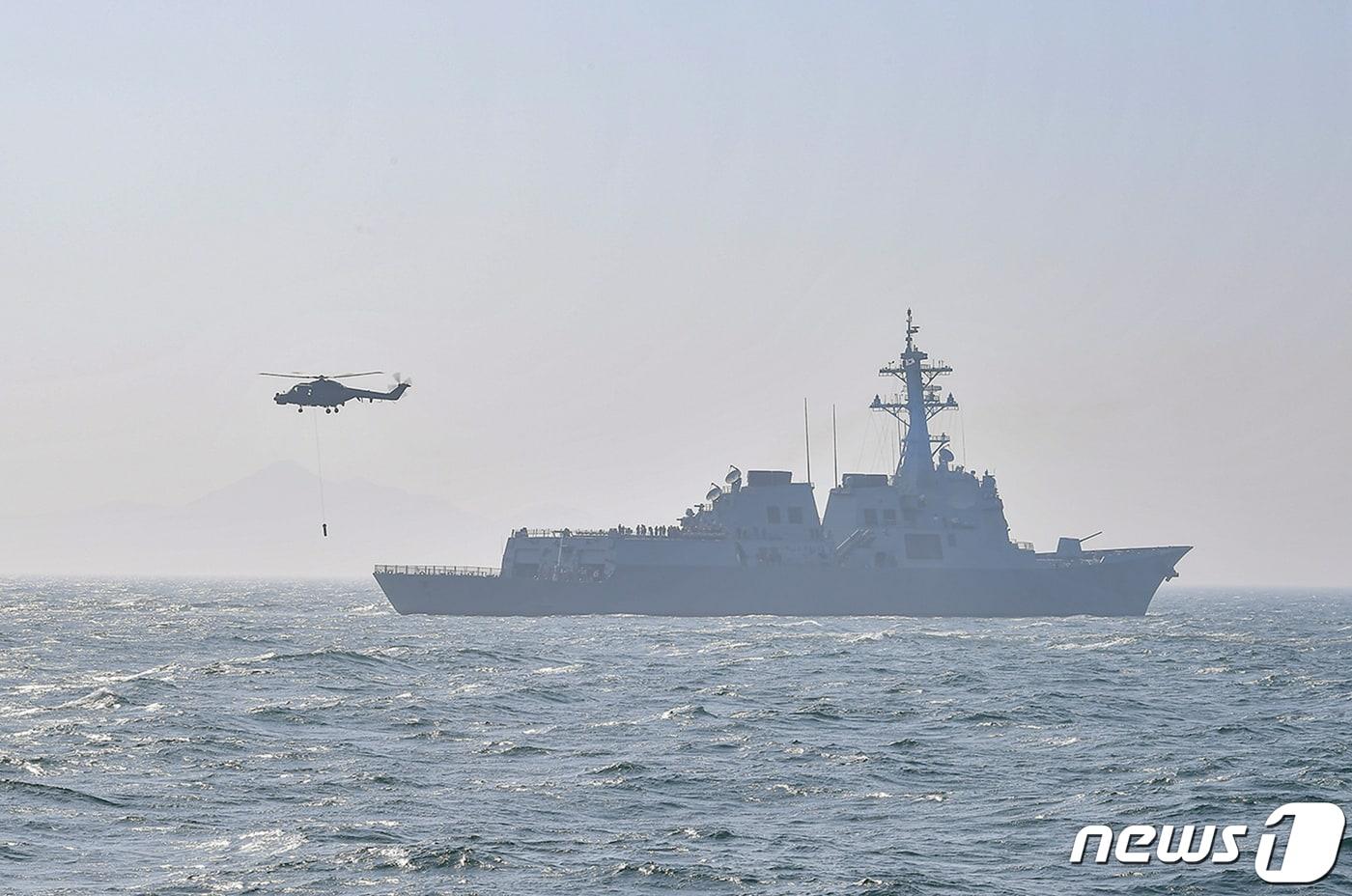 본문 이미지 - 부산 가덕도 인근 해상에서 해군 이지스구축함 '세종대왕함(DDG)'과 '해군 대잠작전헬기(LYNX)'가 항공 대잠전 훈련을 하고 있다. (해군 제공) 2023.5.18/뉴스1