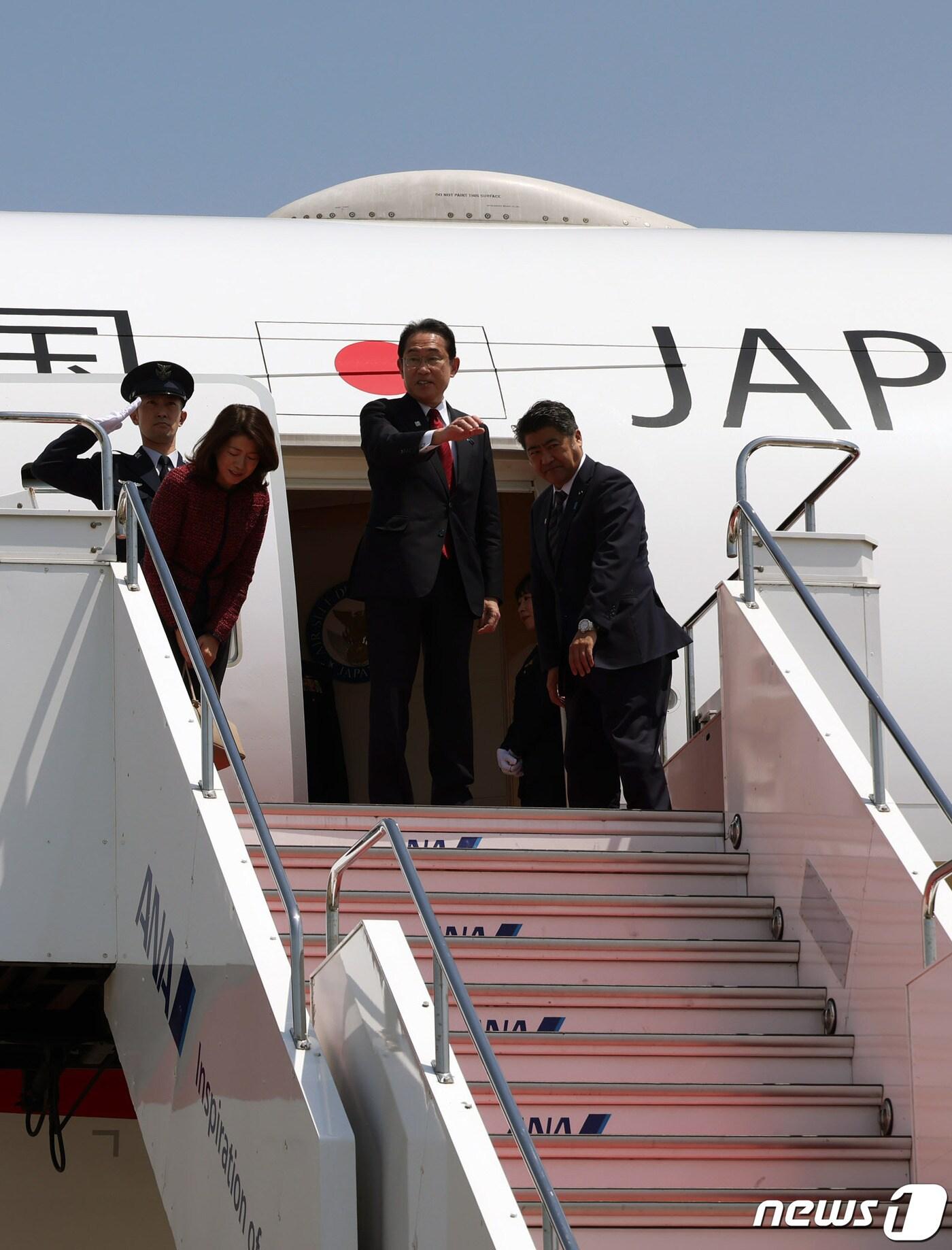 본문 이미지 - 기시다 후미오 일본 총리가 히로시마에서 열리는 주요 7개국(G7)에 참석하기 위해 18일 정부 전용기로 하네다 공항을 출발하고 있다. 2023.05.18/뉴스1(트위터 갈무리)