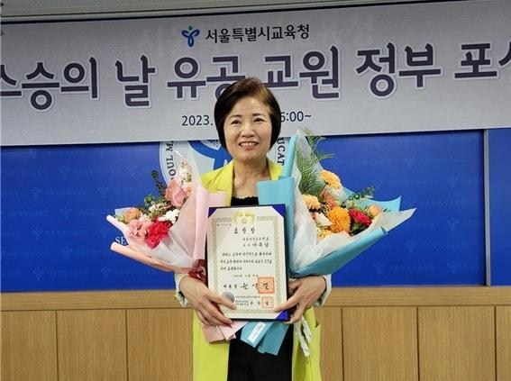 본문 이미지 - 이유남 숭실사이버대학교 청소년코칭상담학과 외래교수가 기념촬영을 하고 있다. /사진제공 = 숭실사이버대학교