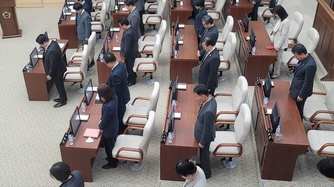 본문 이미지 - 지난 3월 28일 열린 세종시의회 82회 임시회에서 의원들이 순국선열에 대한 묵념을 하고 있다. ⓒ News1 장동열 기자