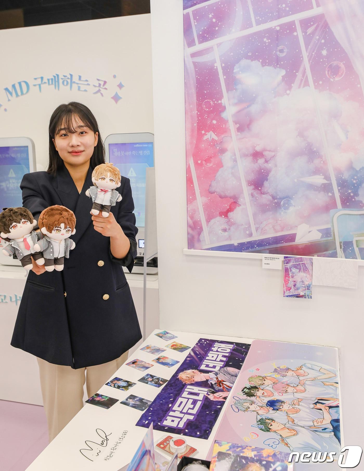 본문 이미지 - 더현대 서울 '데뷔 못 하면 죽는 병 걸림'(데못죽) 팝업스토어 모습(현대백화점 제공)