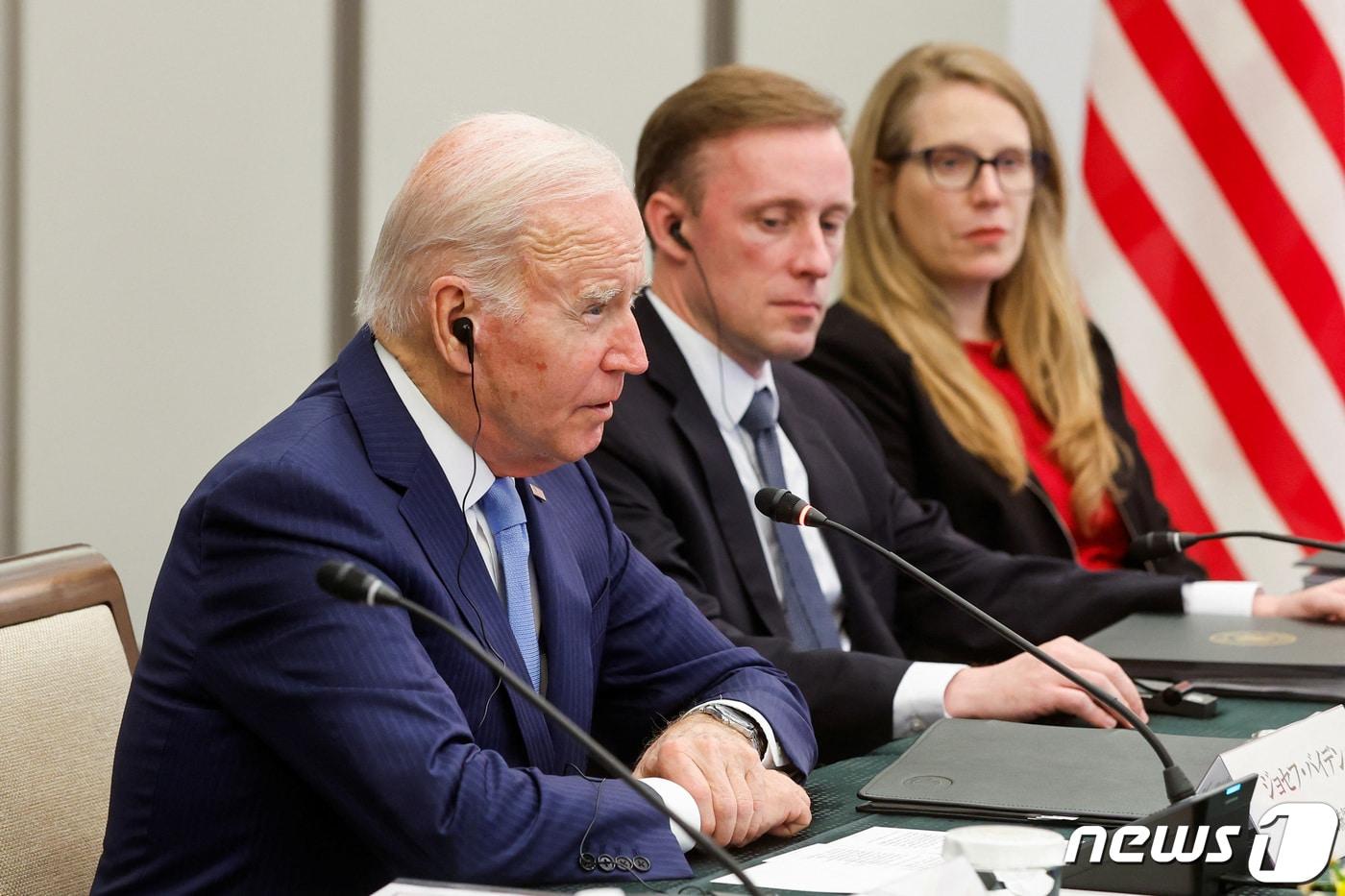 본문 이미지 - 주요 7개국(G7) 정상회의를 하루 앞둔 18일 조 바이든 미국 대통령이 일본 히로시마의 리가로얄 호텔에서 기시다 후미오 일본 총리와 회담하고 있다. 2023.05.18. ⓒ 로이터=뉴스1 ⓒ News1 김성식 기자