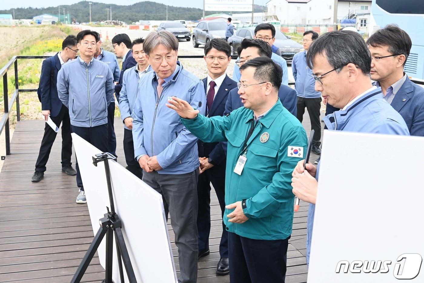 본문 이미지 - 강경성 산업통상자원부 1차관이 경상북도 울진군에 위치한 한국수력원자력 한울원자력본부를 방문해 신한울 3ㆍ4호기건설현장을 살펴보는 모습.. (산업통상자원부 제공)/뉴스1