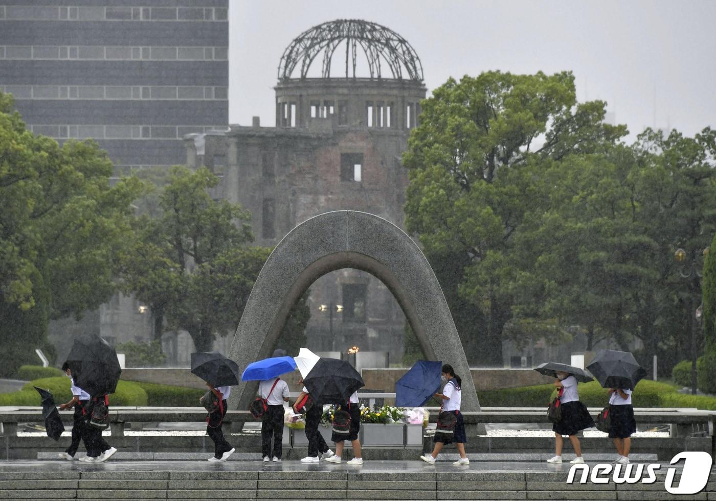 본문 이미지 - 비 오는 일본 히로시마 평화공원의 모습 2022.9.19 ⓒ 로이터=뉴스1 ⓒ News1 정윤미 기자