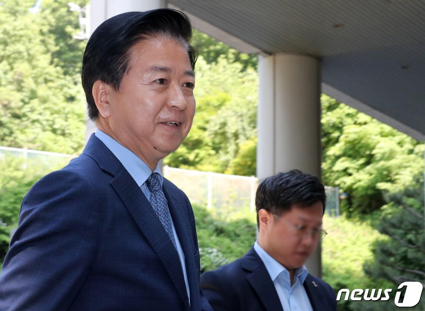 본문 이미지 - 6000만원대 뇌물 수수 혐의를 받는 노웅래 의원이 19일 서울중앙지법에서 열린 첫 공판에 출석하고 있다. 2023.5.19/뉴스1 ⓒ News1 김진환 기자