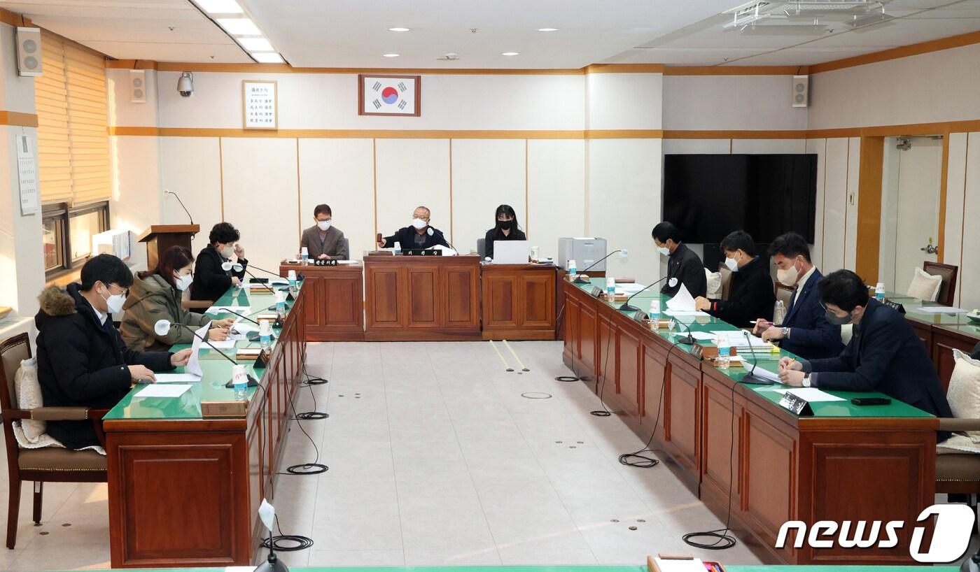 본문 이미지 -  19일 충북 충주시의회는 5개월 기간의 조례 정비를 마무리했다고 밝혔다. 사진은 조례정비특별위 활동.(충주시의회 제공)2023.5.19/뉴스1