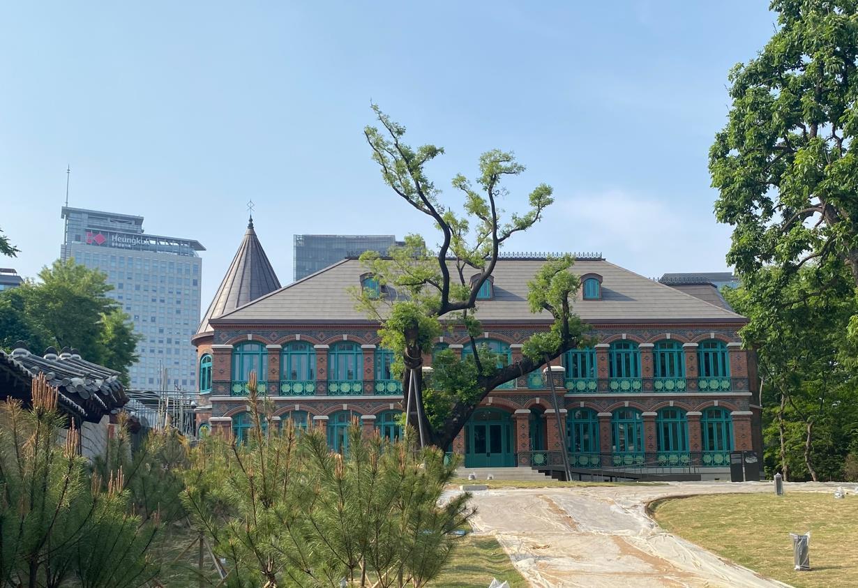 본문 이미지 - 재건된 덕수궁 돈덕전 전경. (문화재청 제공) 