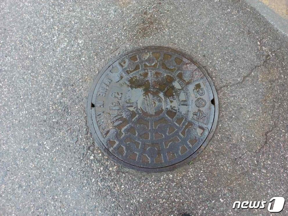 본문 이미지 - 15일 주촌면에서 발생한 오수관 사고 현장의 맨홀 뚜껑./뉴스1 이현동 기자