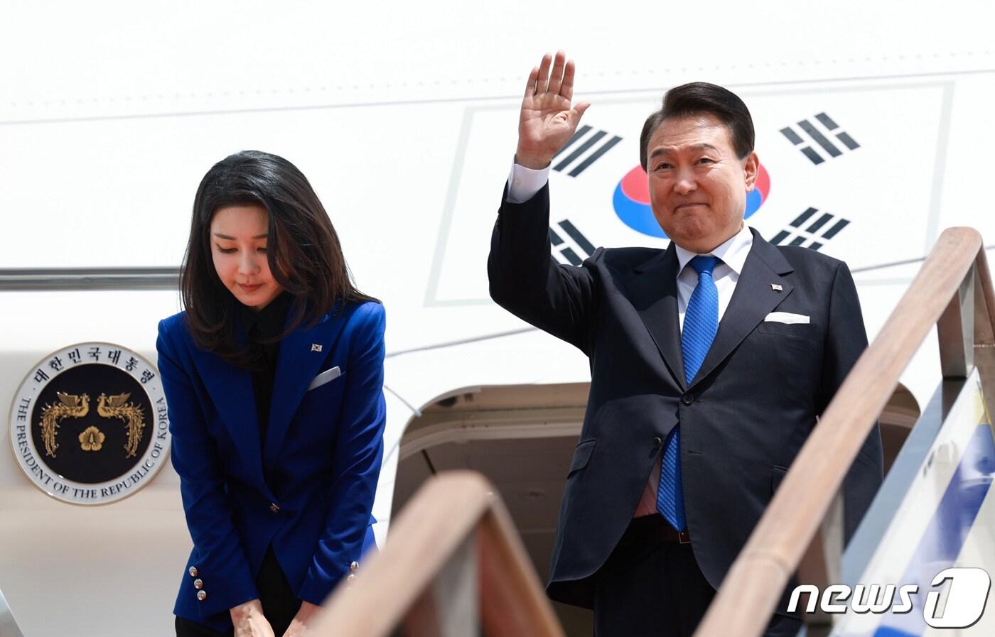 윤석열 대통령과 김건희 여사가 19일 오후 경기 성남시 서울공항에서 주요 7개국(G7) 정상회의 등 2박3일 일본 방문을 위해 공군 1호기에 올라 인사하고 있다. (대통령실 제공) 2023.5.19/뉴스1 ⓒ News1 안은나 기자