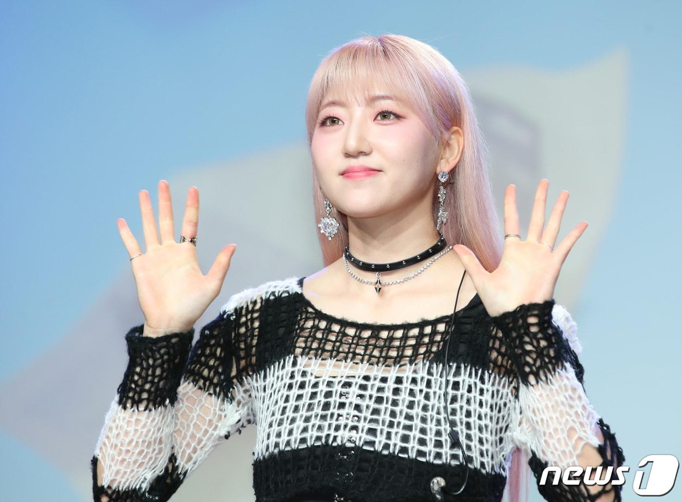 본문 이미지 - 가수 경서가 19일 서울 강남구 일지아트홀에서 가진 첫 번째 미니 앨범 '온고잉(ONGOING)' 발매 쇼케이스에서 포즈를 취하고 있다. 2023.5.19/뉴스1 ⓒ News1 권현진 기자