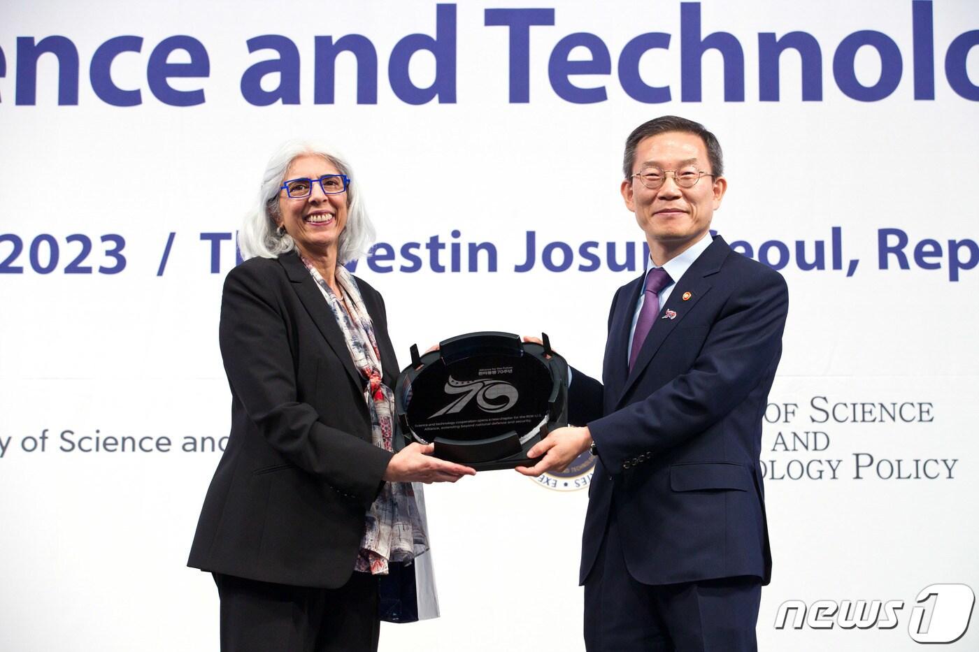 이종호 과학기술정보통신부 장관과 아라티 프라바카 미국 백악관 과학기술정책실장이 19일 서울 중구 웨스틴조선호텔에서 열린 '제11차 한-미 과학기술공동위원회'에서 기념촬영 하고 있다. (과학기술정보통신부 제공) 2023.5.19/뉴스1