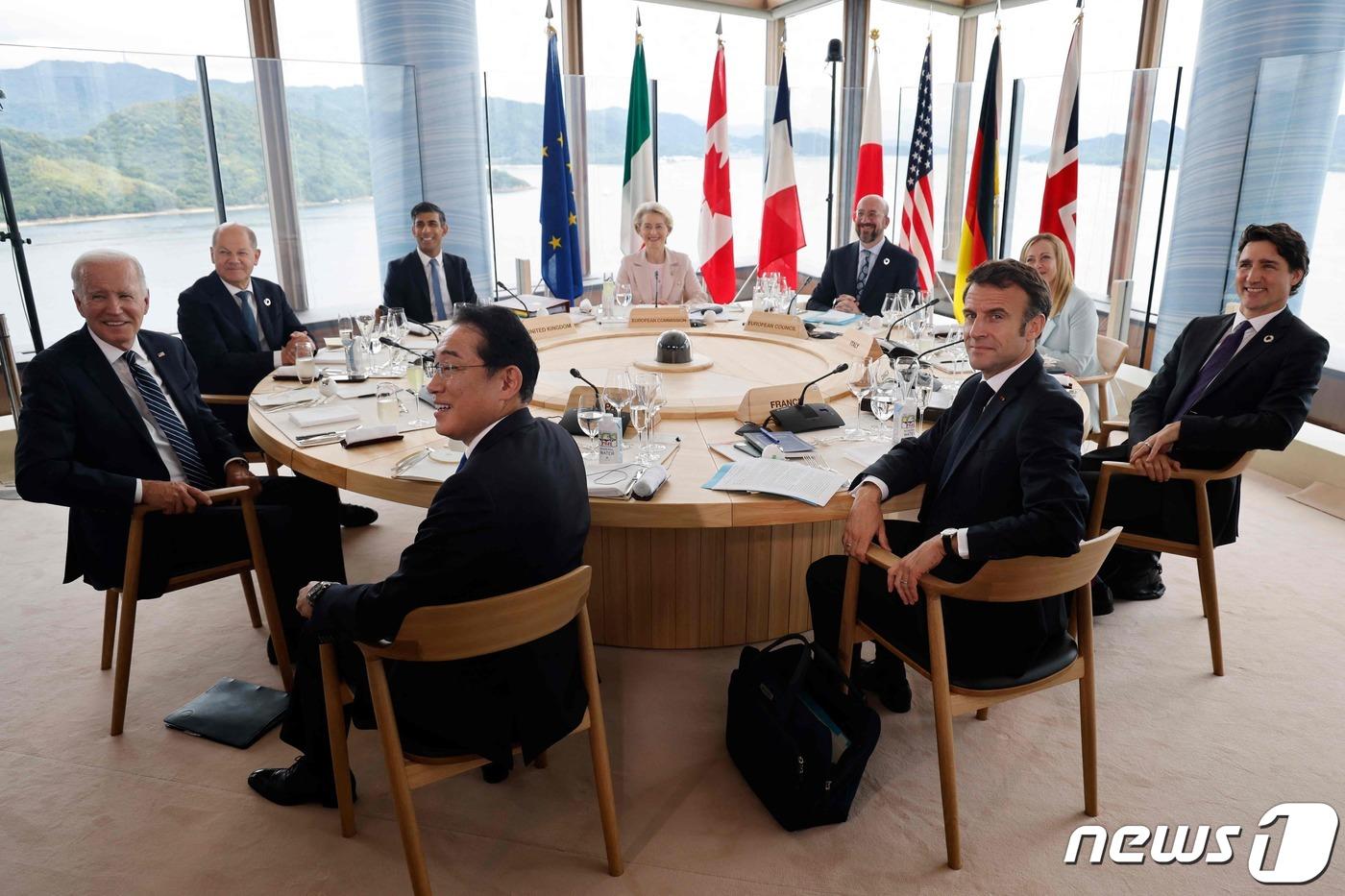본문 이미지 - 19일 오후 일본 히로시마에서 열린 주요7개국(G7) 정상회의 모습. 가운데 기시다 후미오 일본 총리 기준 왼쪽부터 조 바이든 미국 대통령, 올라프 숄츠 독일 총리, 리시 수낵 영국 총리, 우르줄라 폰데어라이엔 유럽연합(EU) 집행위원장, 샤를 미셸 EU 정상회의 상임위원장, 조르자 멜로니 이탈리아 총리, 저스틴 트뤼도 캐나다 총리, 에마뉘엘 마크롱 프랑스 대통령. 2023.5.19 ⓒ AFP=뉴스1 ⓒ News1 정윤미 기자