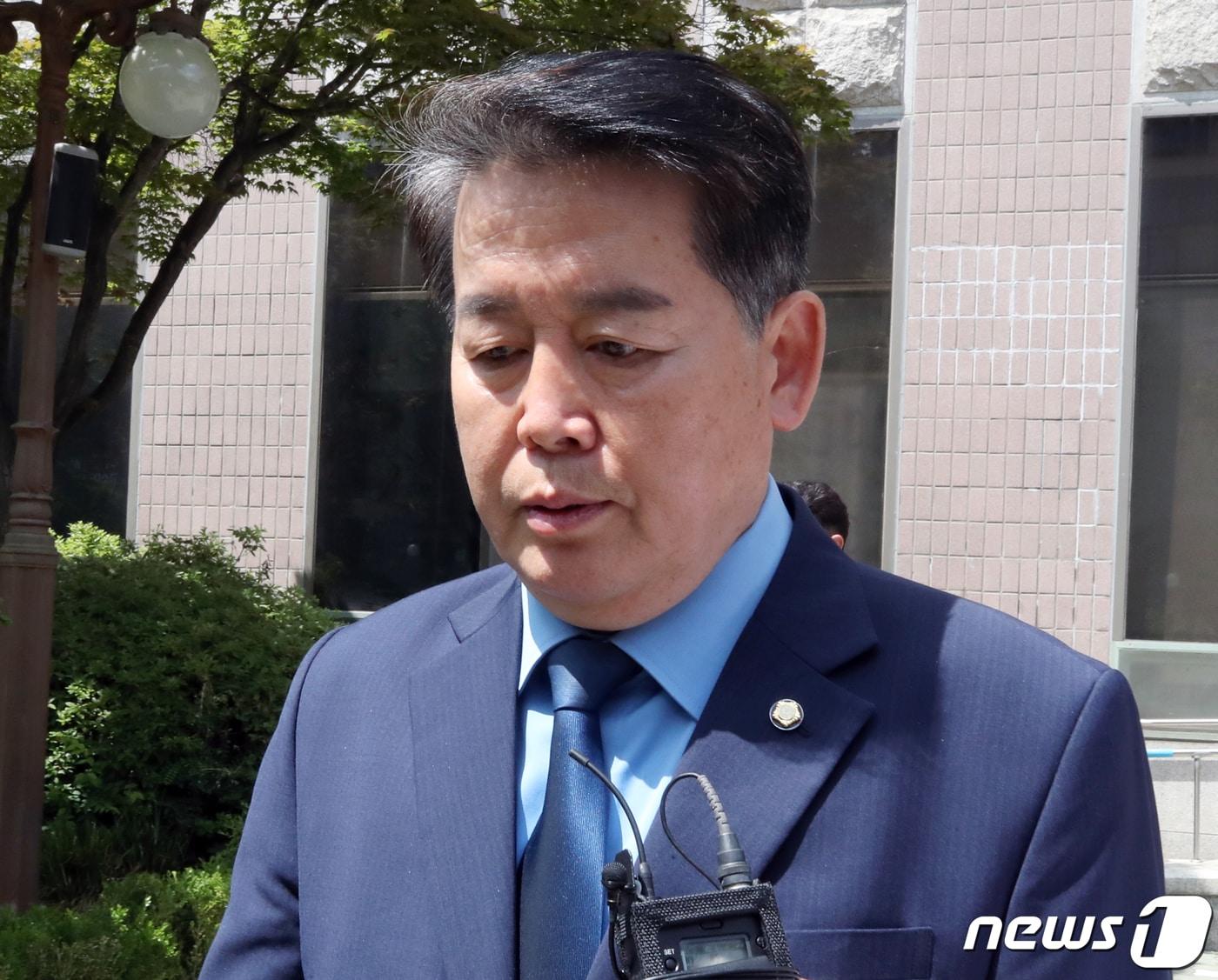 본문 이미지 - 법원이 19일 경기 부천시 역곡 공공주택지구 땅 불법매입 혐의로 기소된 김경협 더불어민주당 의원에게 의원직 상실형인 징역 6개월에 집행유예 2년을 선고했다. 김경협 의원이 19일 인천지법 부천지원을 빠져 나오고 있다. 2023.519/뉴스1 ⓒ News1 정진욱 기자