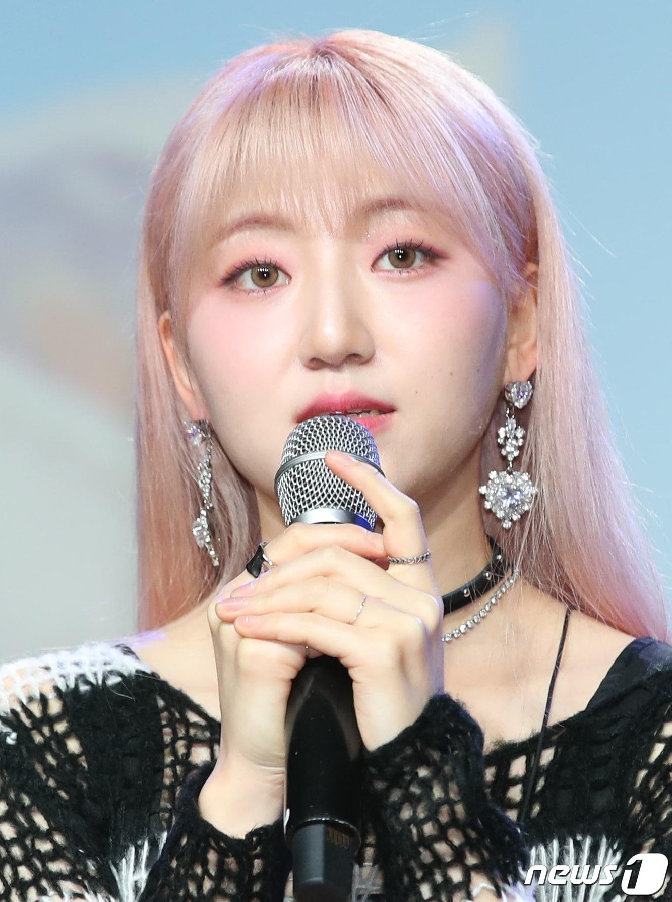 본문 이미지 - 가수 경서가 19일 서울 강남구 일지아트홀에서 열린 첫 번째 미니 앨범 '온고잉(ONGOING)' 발매 쇼케이스에서 취재진 질문에 답하고 있다. 2023.5.19/뉴스1 ⓒ News1 권현진 기자