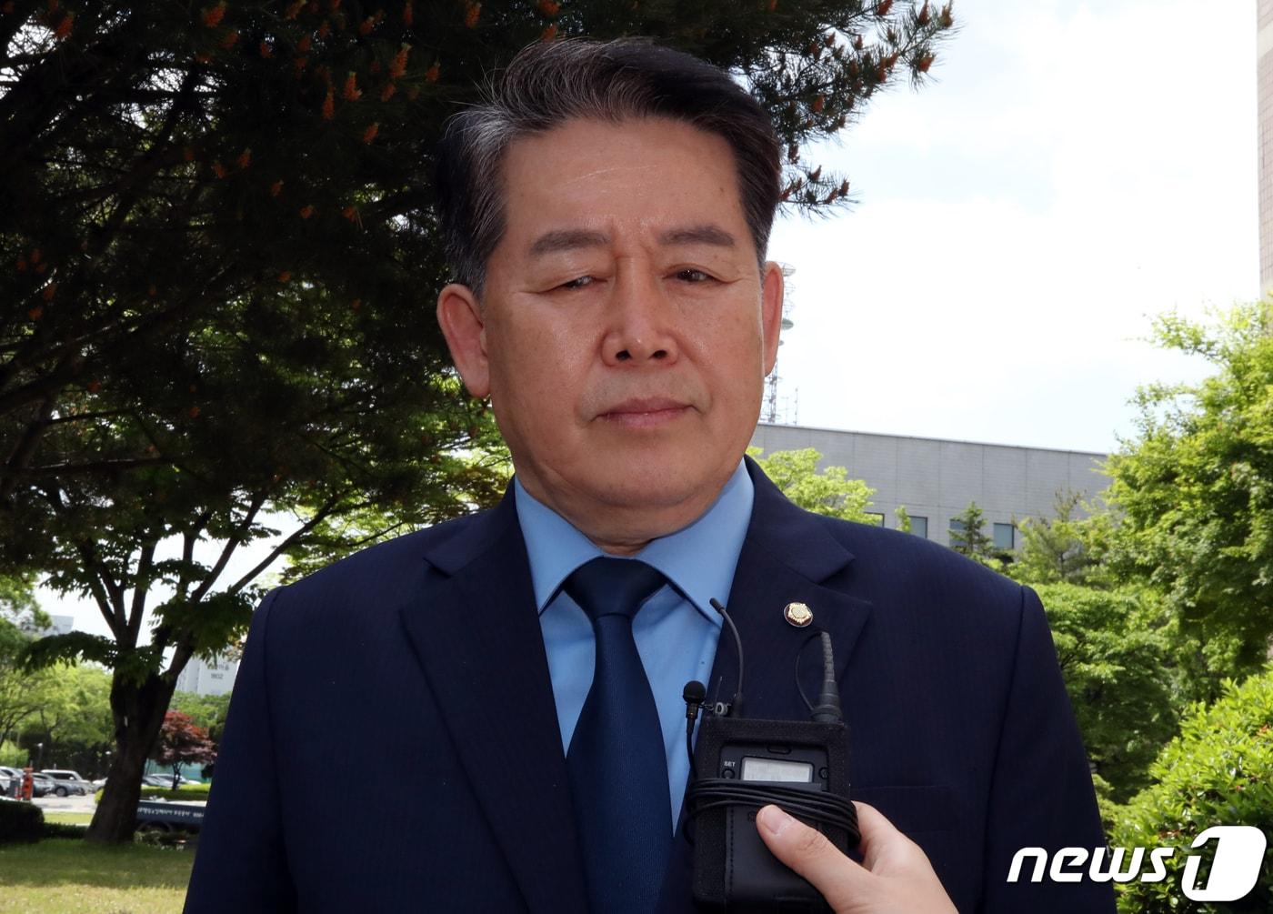 본문 이미지 - 법원이 19일 경기 부천시 역곡 공공주택지구 땅 불법매입 혐의로 기소된 김경협 더불어민주당 의원에게 의원직 상실형인 징역 6개월에 집행유예 2년을 선고했다. 김경협 의원이 19일 인천지법 부천지원에서 취재진에게 입장을 밝히고 있다.  2023.519/뉴스1 ⓒ News1 정진욱 기자