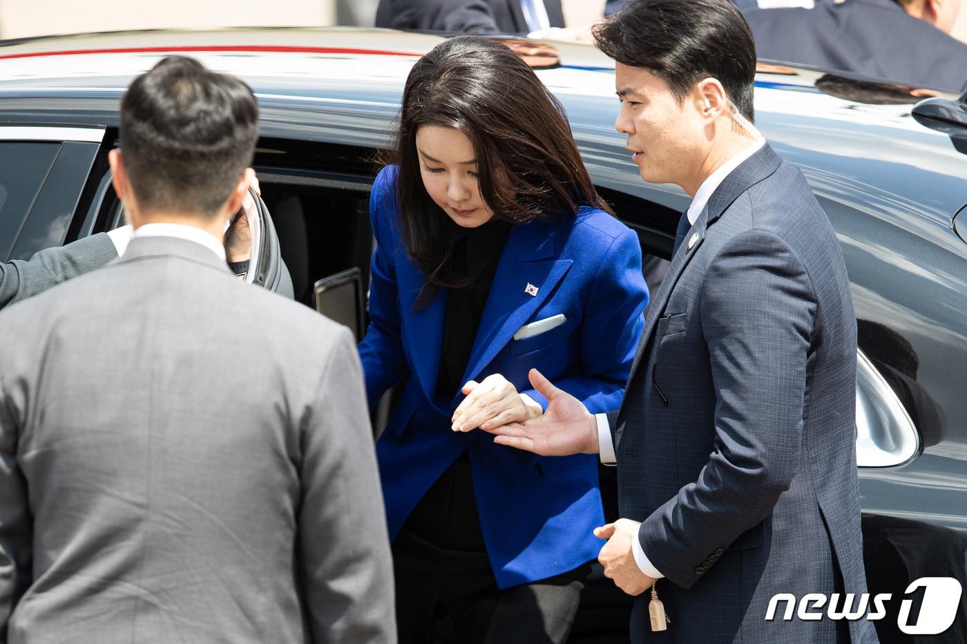 윤석열 전 대통령과 함께 일본 방문길에 오른 김건희 여사가 2023년 5월 19일 경기 성남시 서울공항에 도착해 차에서 내리고 있다. 2023.5.19/뉴스1 ⓒ News1 유승관 기자