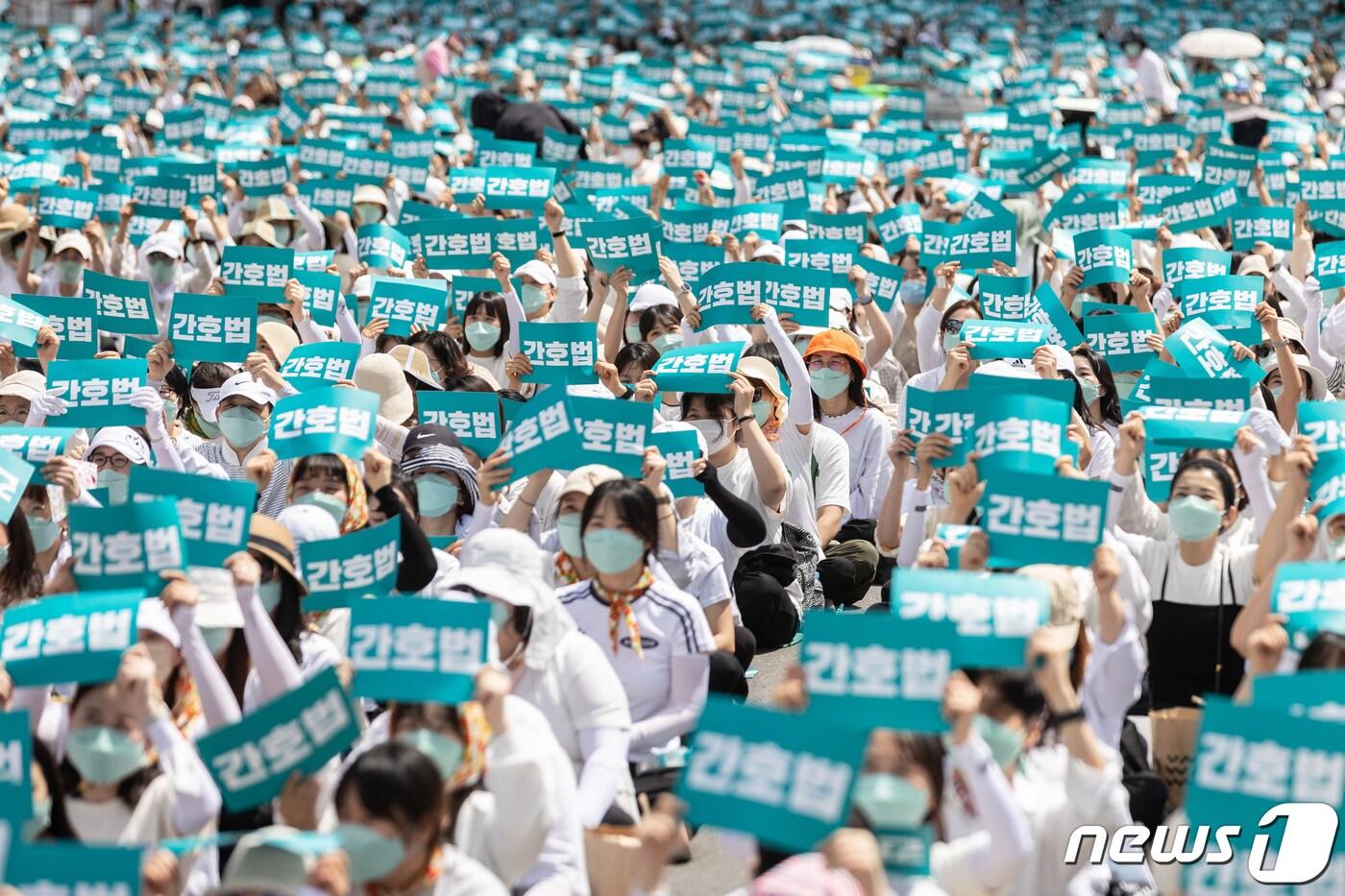 윤석열 대통령의 간호법 거부권(재의요구권) 행사를 두고 간호사들의 반발이 수그러들지 않고 있는 가운데 대구지역 간호사들도 상경 투쟁과 면허 반납 등 행동에 나섰다. 대한간호사협회 회원들이 19일 오후 서울 세종대로 동화면세점 앞 일대에서 열린 간호법 거부권 행사 규탄 총궐기대회에서 손피켓을 들고 구호를 외치고 있다. 2023.5.19/뉴스1 ⓒ News1 이재명 기자