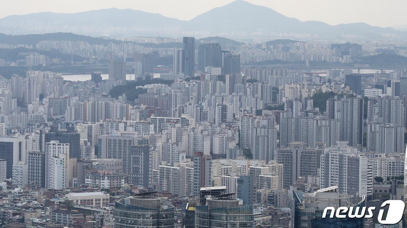 본문 이미지 - 사진은 19일 오후 서울 중구 남산에서 바라본 아파트 단지. 2023.5.19/뉴스1 ⓒ News1 김진환 기자