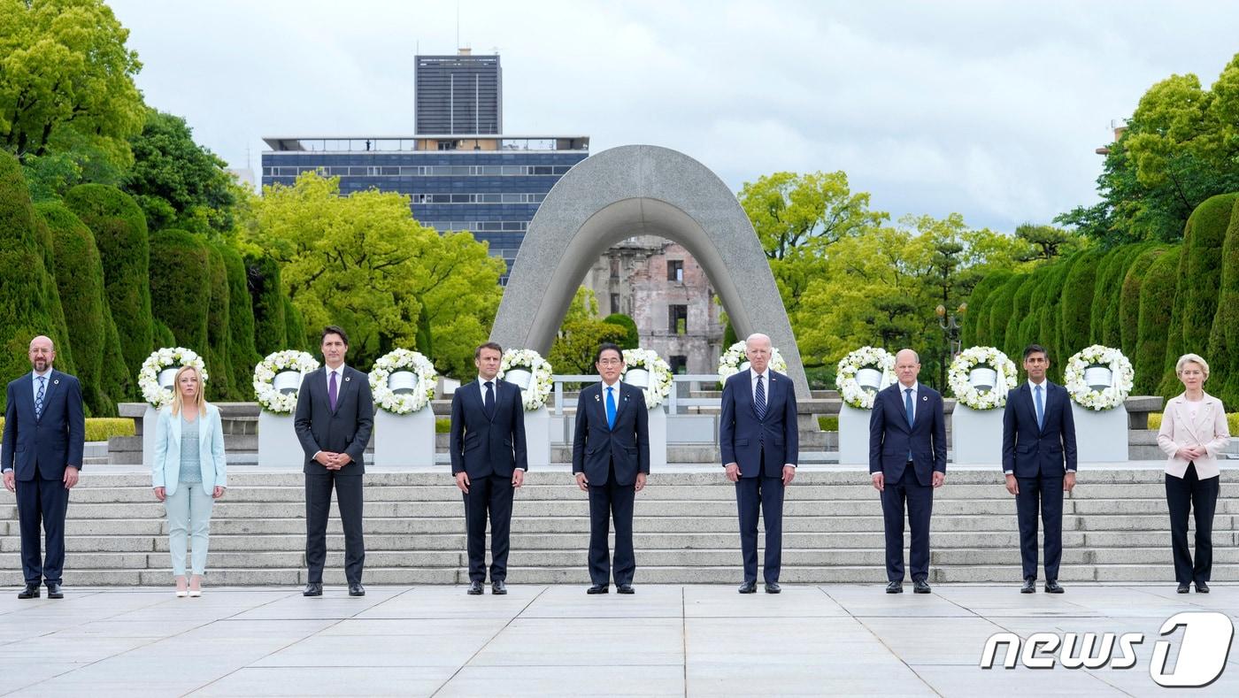 19일 (현지시간) 히로시마에서 열린 G7 정상회의 중 G7 정상이 평화 기념 공원에서 헌화를 한 뒤 단체 사진을 찍고 있다. ⓒ 로이터=뉴스1 ⓒ News1 이유진 기자