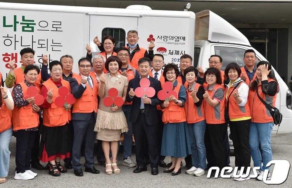 본문 이미지 - 전북 김제시 홍보대사인 가수 현숙이 소외된 이웃들을 위해 사용해 달라며 이동 세탁차량을 김제시에 전달했다.(김제시제공) 2023.5.19/뉴스1