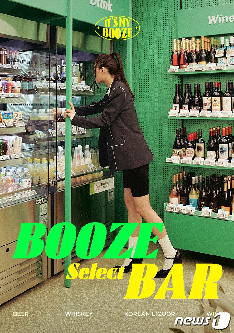 본문 이미지 - 올리브영 매장을 방문한 고객이 주류 제품을 살펴보는 모습.(올리브영 제공)