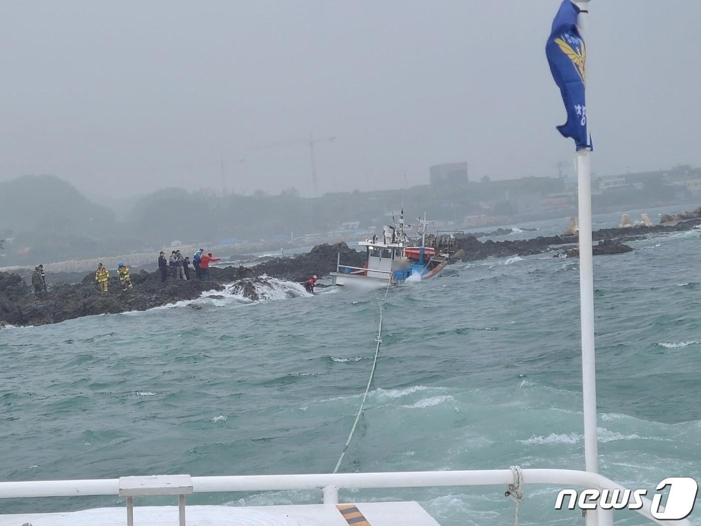 본문 이미지 - 경북 포항 앞바다에서 조업에 나선 어선 선장이 실종돼 해경이 수색을 진행하고 있다. (포항해경 제공) 2023.5.19/뉴스1