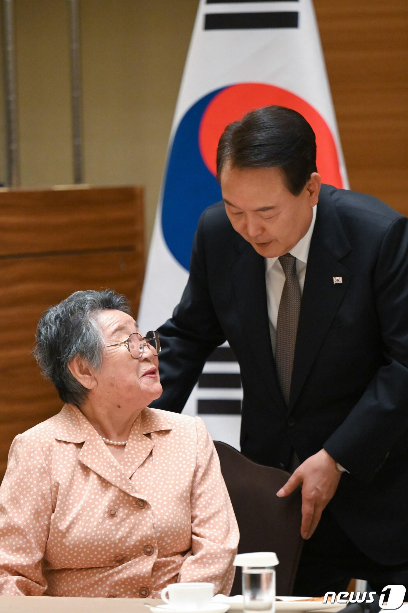본문 이미지 - 윤석열 대통령이 19일 일본 히로시마의 한 호텔에서 열린 히로시마 동포 원폭 피해자와의 간담회에서 박남주 한국원폭피해대책특별위원회 전 위원장의 착석을 돕고 있다. (대통령실 제공) 2023.5.19/뉴스1 ⓒ News1 안은나 기자