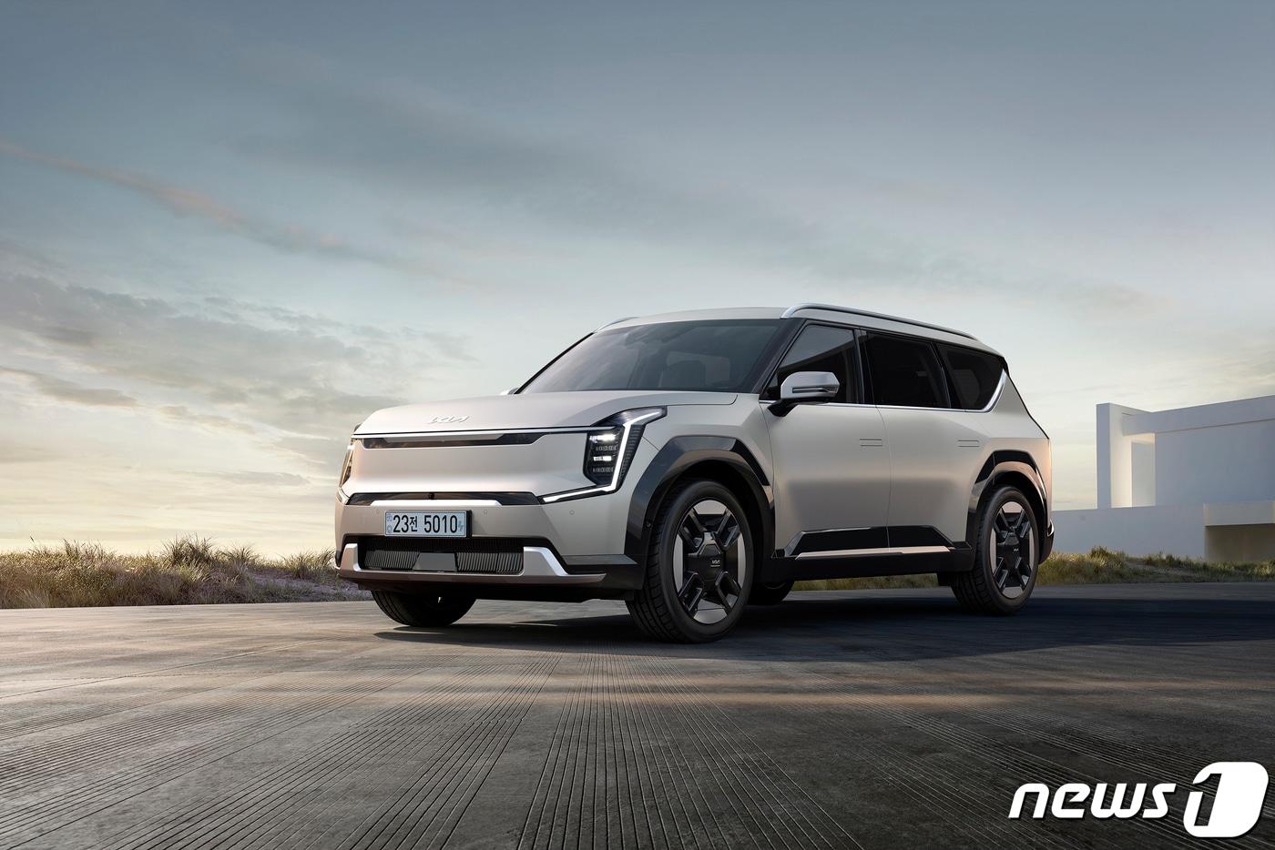 기아가 ‘The Kia EV9(더 기아 이 브이 나인)’의 사전 계약을 3일부터 시작한다고 밝혔다. EV9은 전기차 전용 플랫폼 E-GMP에 기반한 두 번째 모델로 국내 최초 3열 대형 전동화 SUV다. (기아 제공) 2023.5.2/뉴스1