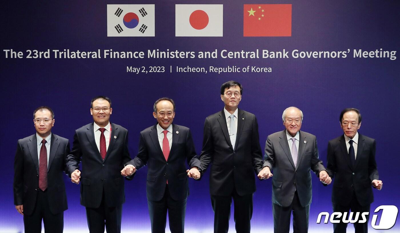 추경호 경제부총리와 이창용 한국은행 총재를 비롯한 한중일 재무장관 및 중앙은행 총재들이 2일 오전 인천 송도 오크우드 프리미어 호텔에서 열린 &#39;한중일 재무장관·중앙은행 총재 회의&#39; 시작에 앞서 포토세션을 갖고 있다. 왼쪽부터 천칭 인민은행 국제심의관, 왕동웨이 중국 재정부부장, 추경호 부총리, 이창용 총재, 스즈키 슌이치 일본 재무장관, 우에다 가즈오 일본은행 총재. 2023.5.2/뉴스1 ⓒ News1 민경석 기자